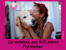 Photo Canva d'une femme en train d'embrasser son chien. Fond rose fuchsia aux couleurs de la Ligue avec le titre de l'article + le logo de la Ligue (un sourire sur fond rose) en haut à gauche. Animaux et optimisme.