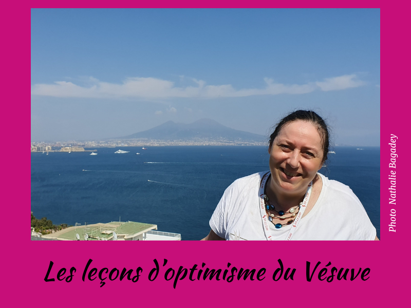 Nathalie Bagadey devant le Vésuve et la baie de Naples avec le titre de l'article sous la photo