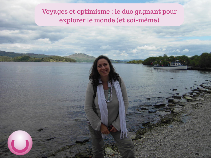 Nathalie Bagadey sur une plage en Écosse - Titre de l'article sur fond rose et logo de la Ligue des Optimistes en bas à gauche