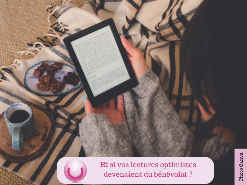 Vignette montrant une jeune femme lisant sur une liseuse, avec un plaid, une tasse de thé et des cookies + le titre "Et si vos lectures optimistes devenaient du bénévolat ?" - Photo Canva